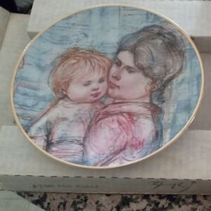 1990 Edna Hibel A Time to Embrace  Plate w Certificate Ltd Mother's Day MIB